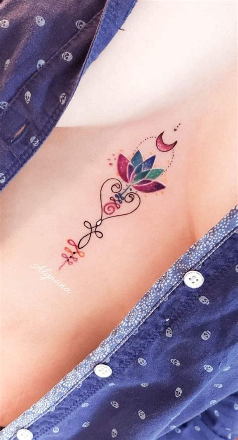 Tatuaje en medio de los senos